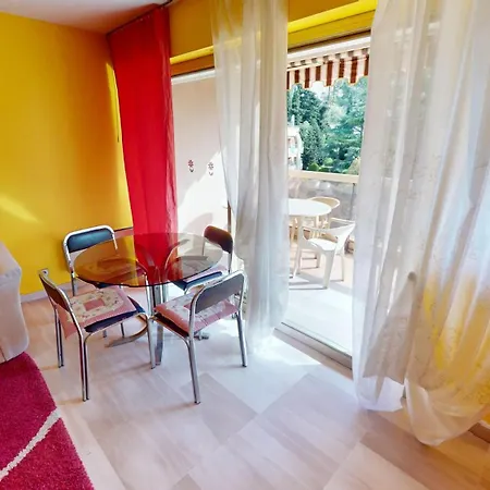 11e - Vue Laterale Dans Un Avec Piscine * Μεντόν
